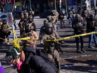 Federálni agenti v Minneapolise postrelili 51-ročného muža. Zraneniam podľahol