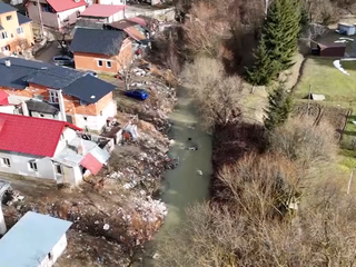 Marek (2) po páde do potoka naďalej bojuje o život. Oživovali ho až traja ľudia