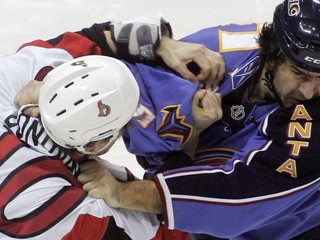 Hokejista-bitkár v ringu schytal