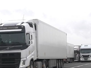 Štrajky na hraniciach s Ukrajinou sa skončili, ale pohraničie je stále plné kamiónov