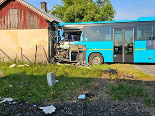 VIDEO: Kamera zachytila zrážku vlaku s autobusom