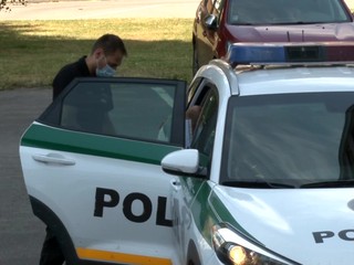 Muž na mladíkov vytiahol zbraň. Policajti na mieste zistili, že je to ich kolega, ktorý nafúkal viac ako tri promile