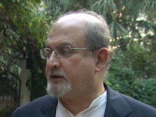 Britský spisovateľ indického pôvodu bol napadnutý na pódiu pri vystúpení. Pre tvorbu dostával vyhrážky smrťou