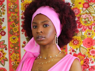 TÁTO žena žije s obrovským ochlpením na hrudi: Napriek tomu o nej vznikajú sexi fotky!