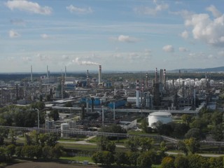 Po útoku na Družbu ropa na Slovensko stále neprúdi. Slovnaft požiadal o zásoby