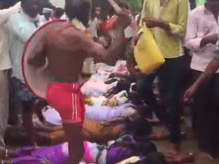 Podivná tradícia v Indii. Deti kúpu v hnoji