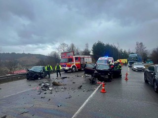 Vážna dopravná nehoda: Traja ľudia sa ťažko zranili