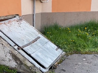 Muž spadol do starej pivnice, hlbokej dva metre. Zostal ležať bez pohnutia