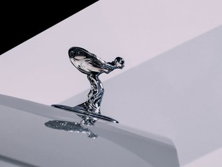Rolls-Royce upravil svoju ikonickú sošku: Neuhádnete prečo!
