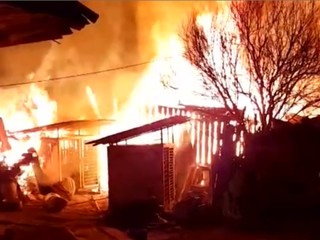 Hospodárska budova v plameňoch. Majiteľovi zhorelo 40 kozliat