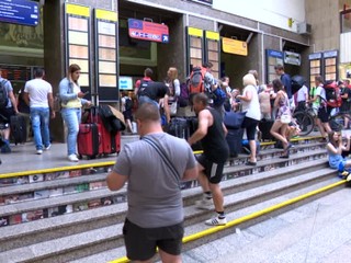 MAPA: Hlavná stanica v Bratislave je preplnená ľuďmi, vlaky meškajú