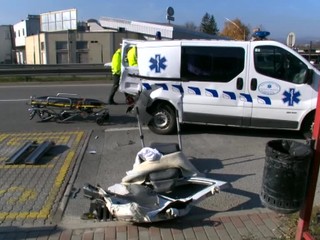 Važna nehoda na východe. Terénne auto narazilo do sanitky