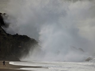 FOTO: Tsunami v Tongu zničilo všetky domy, zahraničná pomoc je komplikovaná