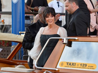 TOTO je ON! Kris Jenner ukázala muža, ktorý jej ubral 30 rokov za 100-tisíc