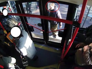 VIDEO: Muž rozkopal dvere na autobuse MHD, polícia po ňom pátra