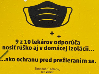 Bratislavská mestská časť baví svojich obyvateľov vtipnými plagátmi o testovaní