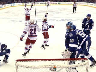 Rangers vyhrali na ľade Tampy a vyrovnali sériu na 2:2