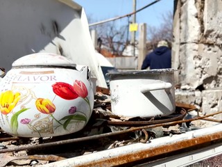 Štáb TV JOJ na Ukrajine: Marija žije sama v dome, ktorý zničili Rusi. Jej muža zabili ruské vojská