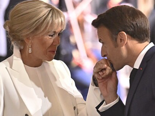 Prezident Macron bojuje za manželku: Na súde predloží dôkazy o tom, že Brigitte je žena