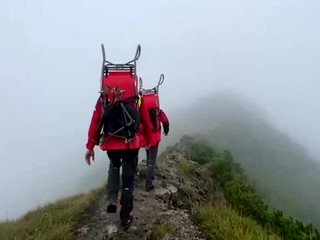 Záchranná akcia profesionálov vo vetre a hmle: Tínedžerka si poranila členok na hrebeni