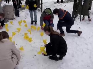 Gymnazisti vysadili 49 žltých krokusov. Symbolizujú potupné židovské hviezdy a obete holokaustu