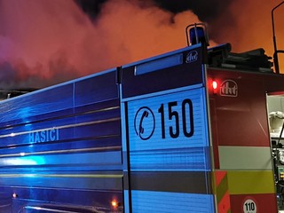Bar zachvátili plamene. Nahnevaný hosť mal vyčíňať s kanistrom benzínu