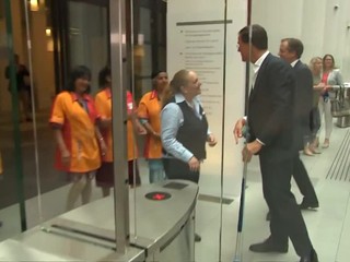 Z premiéra sa stala upratovačka. S mopom mu to ide na výbornú