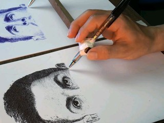 VIDEO: Muž kreslí ako tlačiareň, ale ručne!