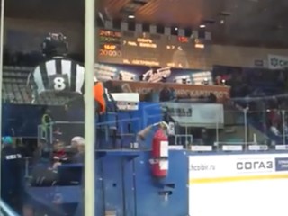 V KHL je možné naozaj všetko. Rozhodca ukradol rolbu