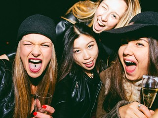 Ženy narodené v 90. rokoch pijú viac alkoholu ako muži