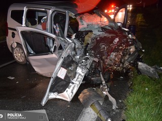 Hrozivá zrážka: Osobné auto sa zrazilo s vlakom