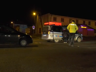 Opitý chodec si chcel skrátiť cestu, vodič auta sa však zrážke s ním už nedokázal vyhnúť