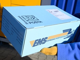 Pred Vianocami roztriedia státisíce zásielok. Neuveríte, čo niektorí ľudia poslali poštou