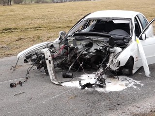 Hrozivo vyzerajúca zrážka: Len 19-ročný mladík vpálil autom do stromu