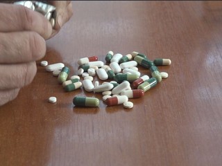 Po užívaní opiátov mladík zomrel a jeho rovesníčka sa pokúsila o samovraždu. Ich díler skončil v putách