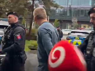 Útočníka, ktorý pobodal študentku vo vlaku, prepustili z väzby