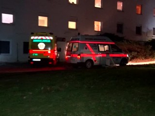 Pacientov pribúda, pľúcnych ventilátorov je málo. Do Nitry prevážali pľúcne ventilátory z Prešova