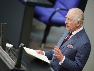 Pri Buckinghamskom paláci zatkli muža: Na pozemok hádzal predmety