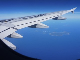 Cestujúci lietadla so zatajeným dychom sledovali, čo sa okolo nich vo vzduchu deje: Nakrúcali to celú minútu