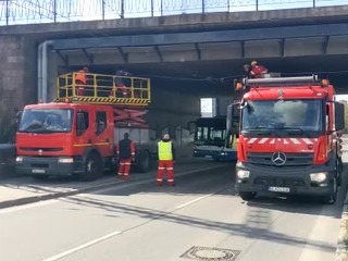 Poškodené trolejové vedenie pod železničným nadjazdom komplikuje dopravu. Cesta je uzavretá