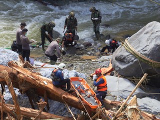 Katastrofa na Sumatre: Záplavy si vyžiadali už 500 obetí, preživší sú odrezaní