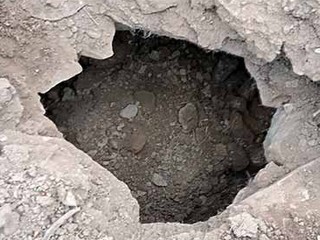 Na poli sa otvoril tajomný tunel: Muž tam zliezol s vidinou nájdenia pokladu, potom si uvedomil zdrvujúcu pravdu