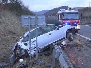 Zrejme dostal šmyk a vyletel z diaľnice. Auto skončilo vo zvodidlách