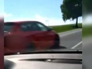 Dvaja muži sa pretekali na ceste počas dňa, polícia prosí o pomoc