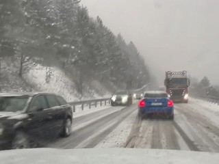 Dopravu komplikuje sneženie a silná poľadovica. S kalamitou bojujú aj v zahraničí