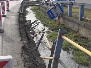 Starosta roky varoval pred katastrofou: Múr v centre obce skončil v potoku