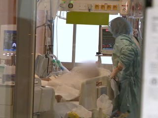 V nemocniciach chýbajú zdravotné sestry, povolať ich chodí aj polícia. Ak odmietnu, môžu dostať vysokú pokutu