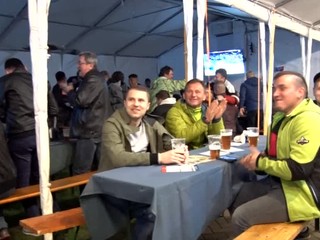 VIDEO: Ani kanadská zima nezmrazila hokejové emócie slovenských fanúšikov