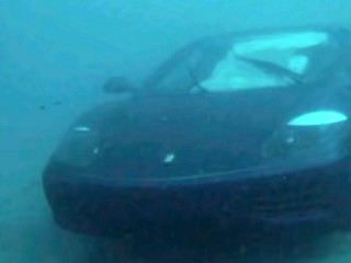 Ferrari skončilo vo vode. Všetko sa to stalo pred očami policajtov