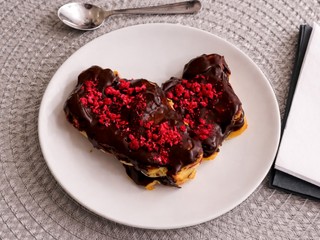 Malinové éclairs s čokoládou